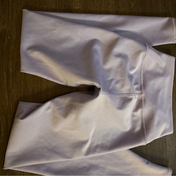 ALO Yoga Airlift High-Waist Leggings in Lilac Skies - Picture 5 of 5